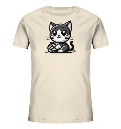 Onlineshop Shirts fuer Kinder - Das Bild zeigt ein cremefarbenes Kinder-T-Shirt mit einer niedlichen Grafik. Darauf ist eine sitzende Katze in Schwarz-Weiss abgebildet. Die Katze hat grosse Augen und haelt einen Wollknaeuel. Das Design ist schlicht und verspielt.