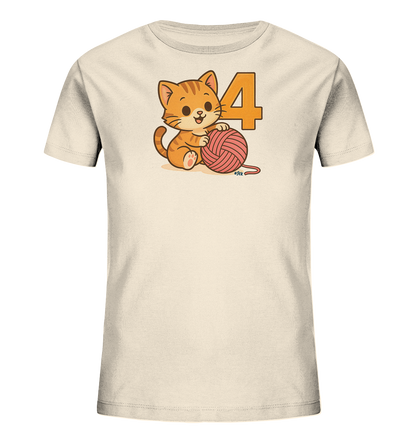 Onlineshop Shirts fuer Kinder - Das Bild zeigt ein hellbeiges Kinder-T-Shirt mit einem niedlichen Aufdruck auf der Vorderseite. Ein orange getigertes Kaetzchen sitzt neben einer grossen orangefarbenen Zahl Vier. Das Kaetzchen haelt ein rosa Wollknaeuel in den Pfoten. Das Design ist kindgerecht und freundlich gestaltet.