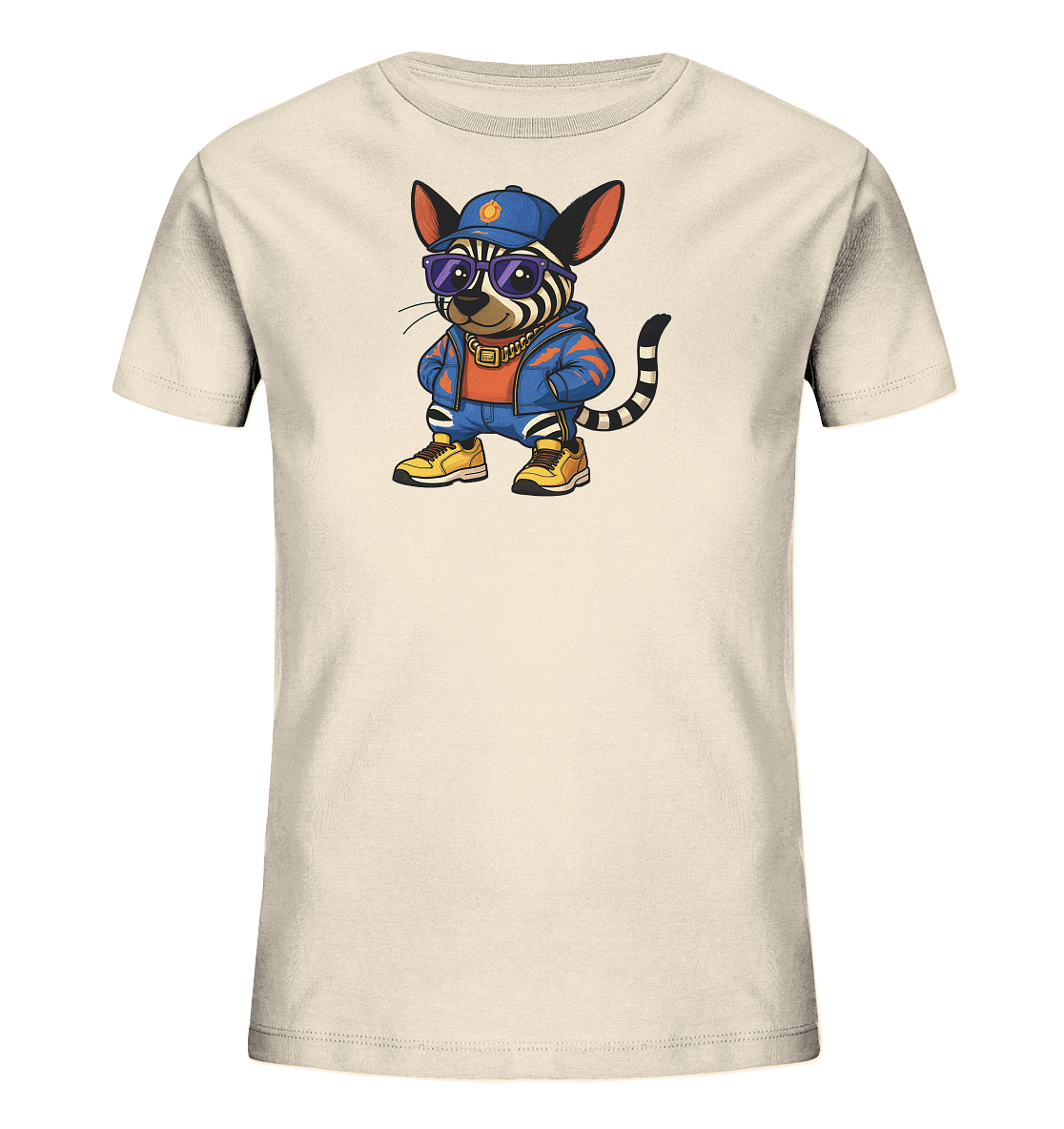 Onlineshop Shirts fuer Kinder - Das Bild zeigt ein hellbeiges Kinder-T-Shirt mit einem auffaelligen Tiermotiv auf der Vorderseite. Es ist eine stilisierte, gestreifte Katze, die eine blaue Kappe, Sonnenbrille, eine Goldkette und einen blauen Trainingsanzug mit gelben Schuhen traegt. Die Katze steht laessig mit den Haenden in den Hosentaschen und verleiht dem Shirt einen coolen, verspielten Look. Die Farben des Motivs sind lebendig und kontrastreich.