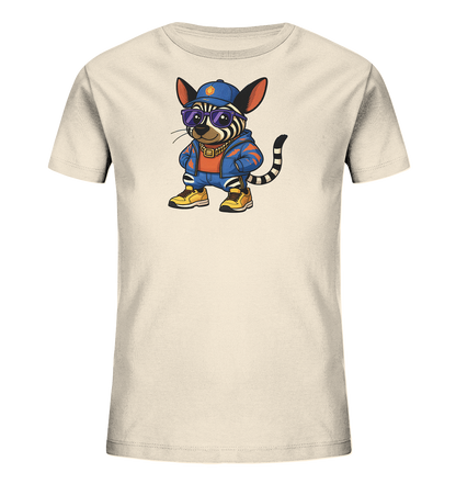 Onlineshop Shirts fuer Kinder - Das Bild zeigt ein hellbeiges Kinder-T-Shirt mit einem auffaelligen Tiermotiv auf der Vorderseite. Es ist eine stilisierte, gestreifte Katze, die eine blaue Kappe, Sonnenbrille, eine Goldkette und einen blauen Trainingsanzug mit gelben Schuhen traegt. Die Katze steht laessig mit den Haenden in den Hosentaschen und verleiht dem Shirt einen coolen, verspielten Look. Die Farben des Motivs sind lebendig und kontrastreich.