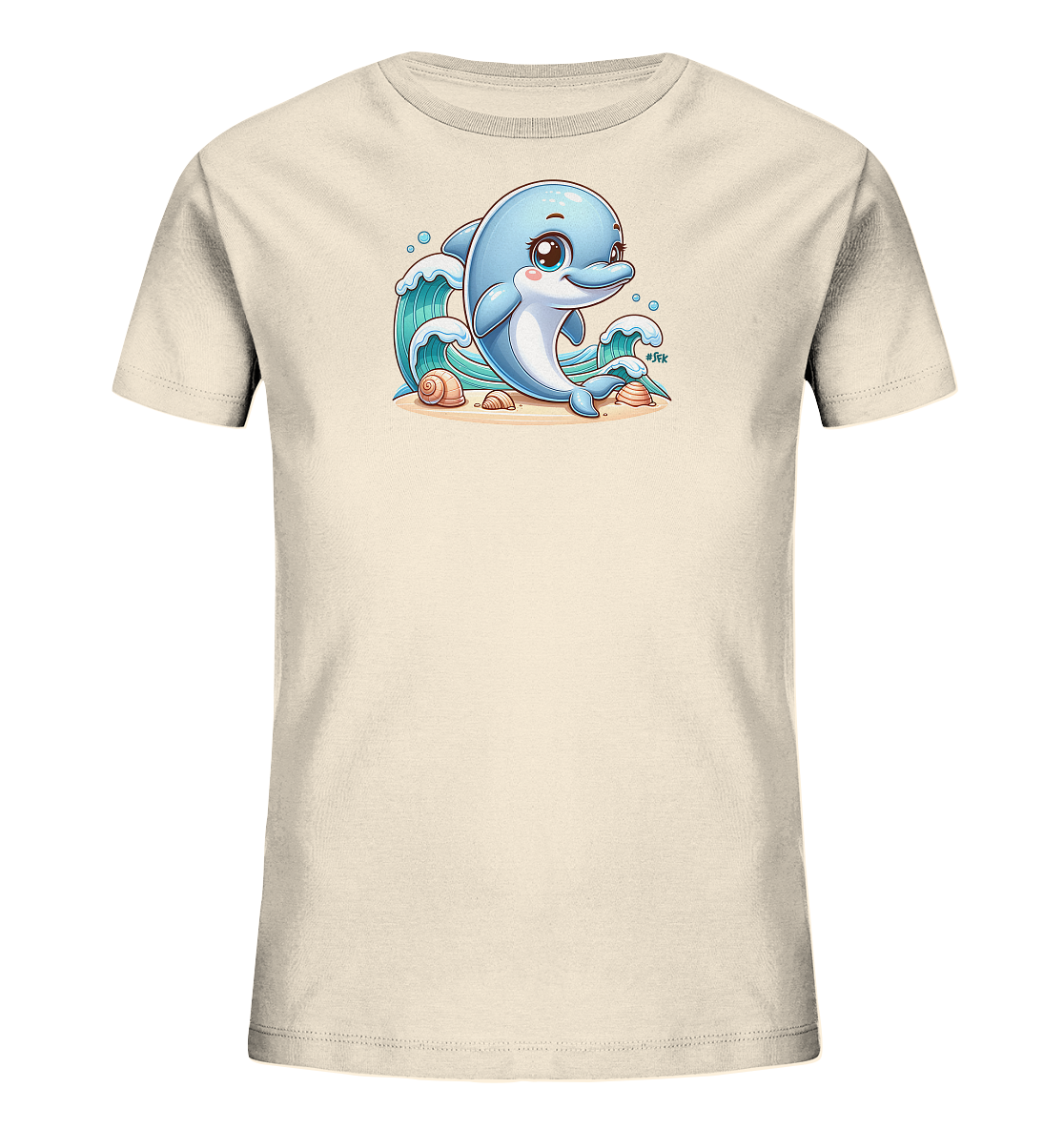 Onlineshop Shirts fuer Kinder - Das Bild zeigt ein cremefarbenes T-Shirt fuer Kinder mit einem froehlichen Druck auf der Vorderseite. Ein blauer Cartoon-Delfin springt aus einer Welle auf einem Sandstrand, umgeben von Muscheln. Das Design wirkt lebendig und verspielt, ideal fuer kleine Meeresliebhaber.