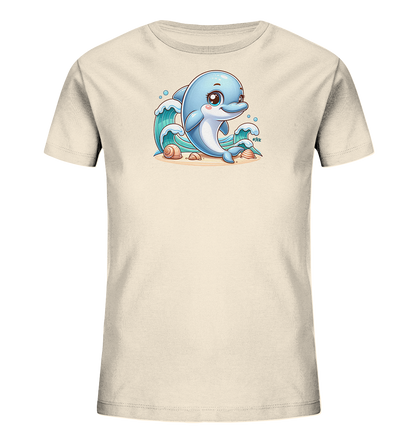 Onlineshop Shirts fuer Kinder - Das Bild zeigt ein cremefarbenes T-Shirt fuer Kinder mit einem froehlichen Druck auf der Vorderseite. Ein blauer Cartoon-Delfin springt aus einer Welle auf einem Sandstrand, umgeben von Muscheln. Das Design wirkt lebendig und verspielt, ideal fuer kleine Meeresliebhaber.
