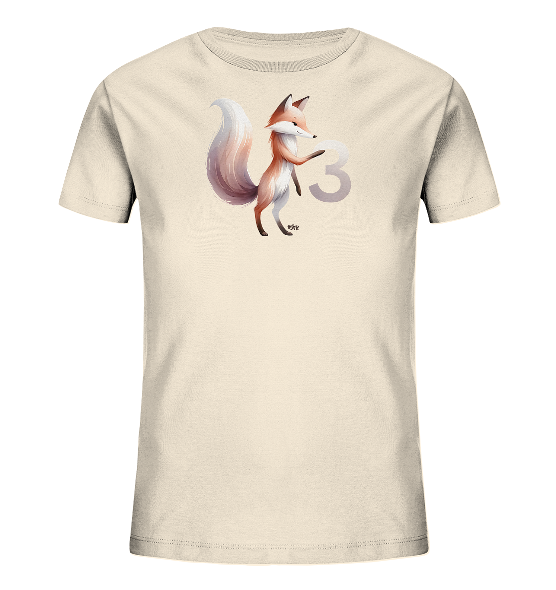Onlineshop Shirts fuer Kinder - Das Bild zeigt ein hellbeiges Kinder-T-Shirt mit einem niedlichen Motiv. Ein Fuchs steht auf den Hinterbeinen und haelt die graue Zahl 3 in seiner Pfote. Der Fuchs ist detailreich in erdigen Toenen gestaltet, waehrend die Zahl 3 gross und halbtransparent erscheint. Das Motiv verleiht dem Shirt einen charmanten und verspielten Look.