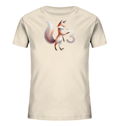 Onlineshop Shirts fuer Kinder - Das Bild zeigt ein hellbeiges Kinder-T-Shirt mit einem niedlichen Motiv. Ein Fuchs steht auf den Hinterbeinen und haelt die graue Zahl 3 in seiner Pfote. Der Fuchs ist detailreich in erdigen Toenen gestaltet, waehrend die Zahl 3 gross und halbtransparent erscheint. Das Motiv verleiht dem Shirt einen charmanten und verspielten Look.
