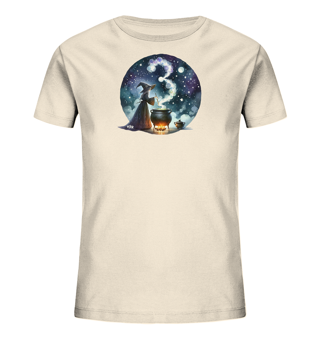Onlineshop Shirts fuer Kinder - Das cremefarbene T-Shirt zeigt ein rundes Motiv einer Hexe, die in einem Kessel ruehrt. Aus dem Kessel steigt Rauch in Form der Zahl '3' auf. Das Design ist vor einem sternenklaren, farbigen Nachthimmel platziert, der lila und blaue Toene aufweist.