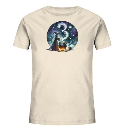 Onlineshop Shirts fuer Kinder - Das cremefarbene T-Shirt zeigt ein rundes Motiv einer Hexe, die in einem Kessel ruehrt. Aus dem Kessel steigt Rauch in Form der Zahl '3' auf. Das Design ist vor einem sternenklaren, farbigen Nachthimmel platziert, der lila und blaue Toene aufweist.