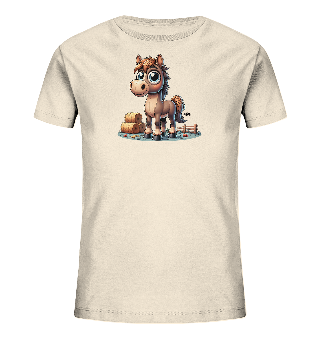 Onlineshop Shirts fuer Kinder - Das Bild zeigt ein cremefarbenes Kinder-T-Shirt mit einem niedlichen Cartoon-Pferd. Das Pferd steht vor Heuballen und einem Holzzaun, was eine laendliche Szene darstellt. Es hat grosse, freundliche Augen und einen braunen Schopf. Die Illustration ist farbenfroh und detailliert.