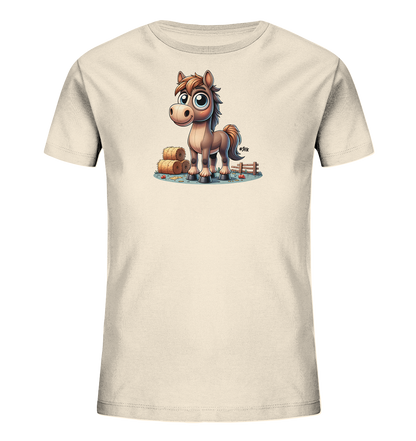 Onlineshop Shirts fuer Kinder - Das Bild zeigt ein cremefarbenes Kinder-T-Shirt mit einem niedlichen Cartoon-Pferd. Das Pferd steht vor Heuballen und einem Holzzaun, was eine laendliche Szene darstellt. Es hat grosse, freundliche Augen und einen braunen Schopf. Die Illustration ist farbenfroh und detailliert.