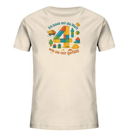 Onlineshop Shirts fuer Kinder - Das Bild zeigt ein beigefarbenes T-Shirt mit einem bunten Druck zum Thema Bauen. Zentral ist die Zahl '4', dargestellt aus Spielzeugbausteinen in verschiedenen Farben. Um die Zahl herum sind Elemente wie ein Lastwagen, Baeume, Haeuser und Bausteine abgebildet. Der Druck wirkt froehlich und spielerisch gestaltet mit hellen, kindgerechten Farben.