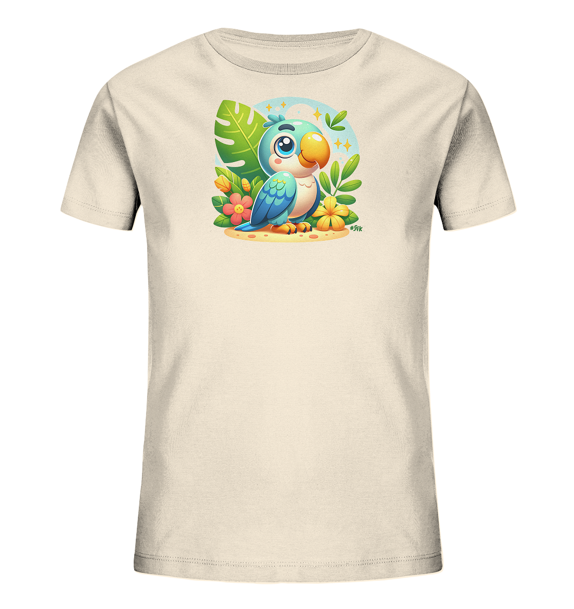 Onlineshop Shirts fuer Kinder - Dieses T-Shirt zeigt ein farbenfrohes, cartoonartiges Motiv eines kleinen blauen Papageis. Der Papagei sitzt inmitten von tropischen Pflanzen und Blumen auf sandigem Boden. Im Hintergrund ist ein blauer Himmel mit funkelnden Sternen zu sehen. Das Design wirkt froehlich und ansprechend.