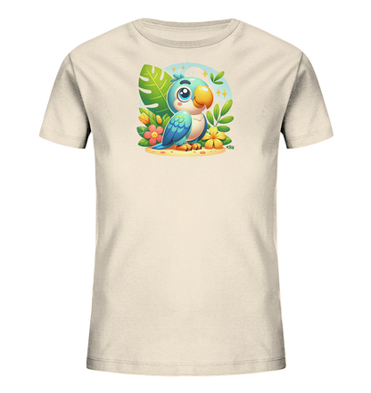 Onlineshop Shirts fuer Kinder - Dieses T-Shirt zeigt ein farbenfrohes, cartoonartiges Motiv eines kleinen blauen Papageis. Der Papagei sitzt inmitten von tropischen Pflanzen und Blumen auf sandigem Boden. Im Hintergrund ist ein blauer Himmel mit funkelnden Sternen zu sehen. Das Design wirkt froehlich und ansprechend.