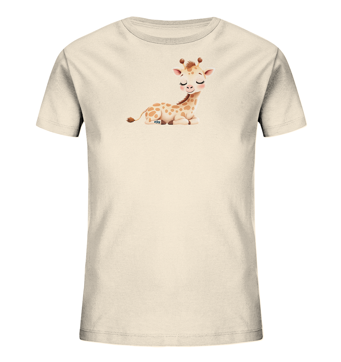 Onlineshop Shirts fuer Kinder - Das Bild zeigt ein beiges Kinder-T-Shirt mit einem niedlichen Cartoon-Motiv einer Giraffe. Die kleine Giraffe liegt entspannt da, hat die Augen geschlossen und laechelt sanft. Ihr Fell ist hellbraun gesprenkelt, und sie traegt kleine Hoerner sowie eine Maehne. Das Design wirkt liebevoll und kindgerecht.