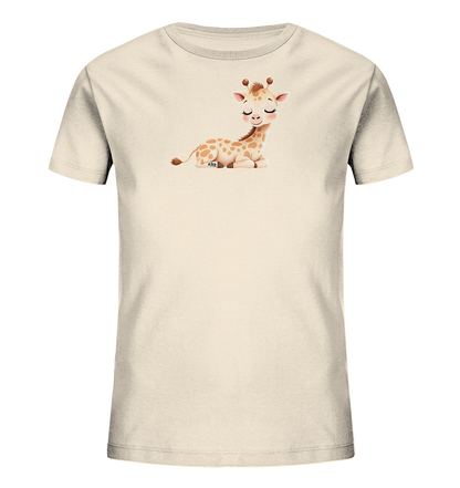 Onlineshop Shirts fuer Kinder - Das Bild zeigt ein beiges Kinder-T-Shirt mit einem niedlichen Cartoon-Motiv einer Giraffe. Die kleine Giraffe liegt entspannt da, hat die Augen geschlossen und laechelt sanft. Ihr Fell ist hellbraun gesprenkelt, und sie traegt kleine Hoerner sowie eine Maehne. Das Design wirkt liebevoll und kindgerecht.