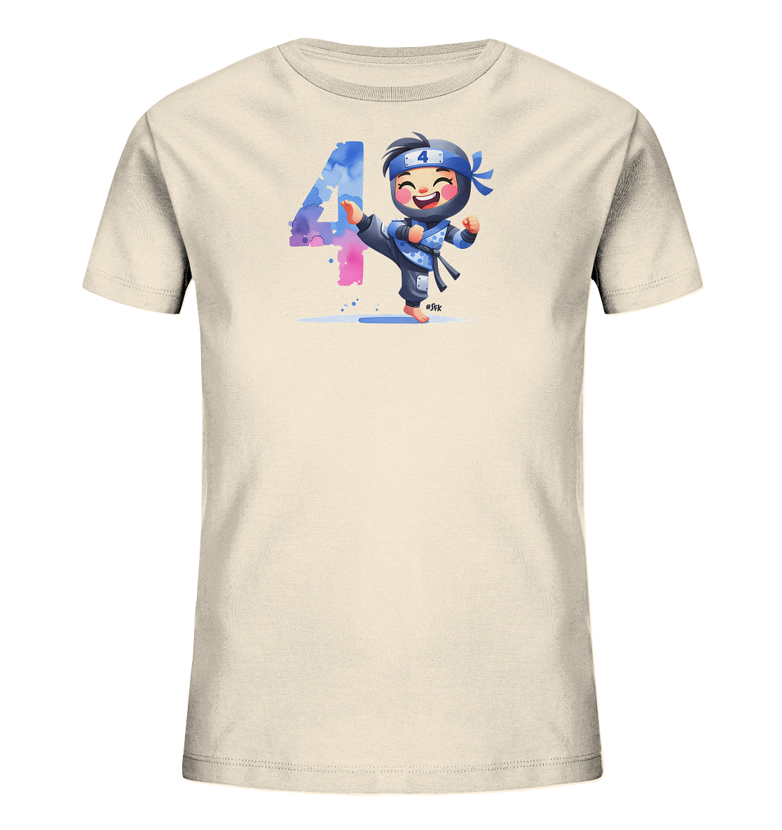 Onlineshop Shirts fuer Kinder - Das Bild zeigt ein helles Kinder T-Shirt mit einem bunten Druck auf der Vorderseite. Das Motiv zeigt einen kleinen Cartoon-Ninja in blauer Kleidung, der einen Kick ausfuehrt. Daneben ist die Zahl '4' in einer grossen, aquarellartigen Darstellung mit blauen und rosa Farbtoenen zu sehen. Der Ninja selbst traegt ebenfalls eine '4' auf seinem Stirnband.