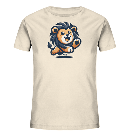 Onlineshop Shirts fuer Kinder - Das Bild zeigt ein hellbeige T-Shirt mit einem froehlichen Loewenmotiv auf der Vorderseite. Der cartoonhafte Loewenwelpe hat eine dunkle Maehne und wirkt sehr verspielt. Er ist in einer dynamischen Pose dargestellt, als wuerde er springen, und hat ein freundliches Gesicht. Das Design ist farbenfroh und hat einen niedlichen Charakter, passend fuer Kinderkleidung.