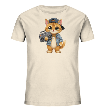 Onlineshop Shirts fuer Kinder - Das Bild zeigt ein hellbeiges Kinder-T-Shirt mit einer charmanten Grafik auf der Vorderseite. Eine orangefarbene Katze ist abgebildet, die eine Baseballkappe, eine Jeansjacke und eine Goldkette traegt. Sie haelt laessig einen Ghettoblaster in ihren Pfoten. Das Design verleiht dem Shirt einen verspielten und modernen Look.