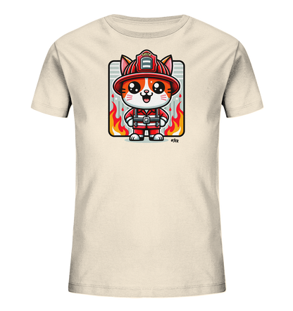 Onlineshop Shirts fuer Kinder - Auf diesem beigefarbenen T-Shirt fuer Kinder ist eine charmante Illustration einer Katze in Feuerwehrmann-Ausruestung zu sehen. Die Katze laechelt und ist von kleinen Flammen umgeben, alles eingerahmt in einem rechteckigen Design. Es ist ein suesses und heldenhaftes Motiv.