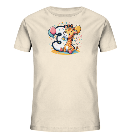 Onlineshop Shirts fuer Kinder - Dieses T-Shirt zeigt eine niedliche Cartoon-Giraffe, die neben einer grossen, weissen Zahl '3' sitzt. Das froehliche Motiv ist von bunten Ballons und Konfetti umgeben. Die Giraffe hat grosse Augen und ein freundliches Laecheln, was dem Design einen verspielten Charakter verleiht. Das Shirt hat einen hellen, cremefarbenen Ton.