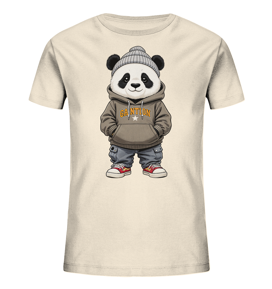 Onlineshop Shirts fuer Kinder - Das Bild zeigt ein hellbeiges Kinder-T-Shirt mit einem laessigen Panda-Motiv auf der Vorderseite. Der Panda traegt eine graue Strickmuetze, einen braunen Kapuzenpullover, blaue Jeans und rote Sneaker. Auf dem Pullover befindet sich eine Textgrafik mit einem Stern. Der Panda steht entspannt mit den Haenden in den Taschen und hat einen freundlichen Gesichtsausdruck.