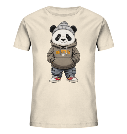 Onlineshop Shirts fuer Kinder - Das Bild zeigt ein hellbeiges Kinder-T-Shirt mit einem laessigen Panda-Motiv auf der Vorderseite. Der Panda traegt eine graue Strickmuetze, einen braunen Kapuzenpullover, blaue Jeans und rote Sneaker. Auf dem Pullover befindet sich eine Textgrafik mit einem Stern. Der Panda steht entspannt mit den Haenden in den Taschen und hat einen freundlichen Gesichtsausdruck.