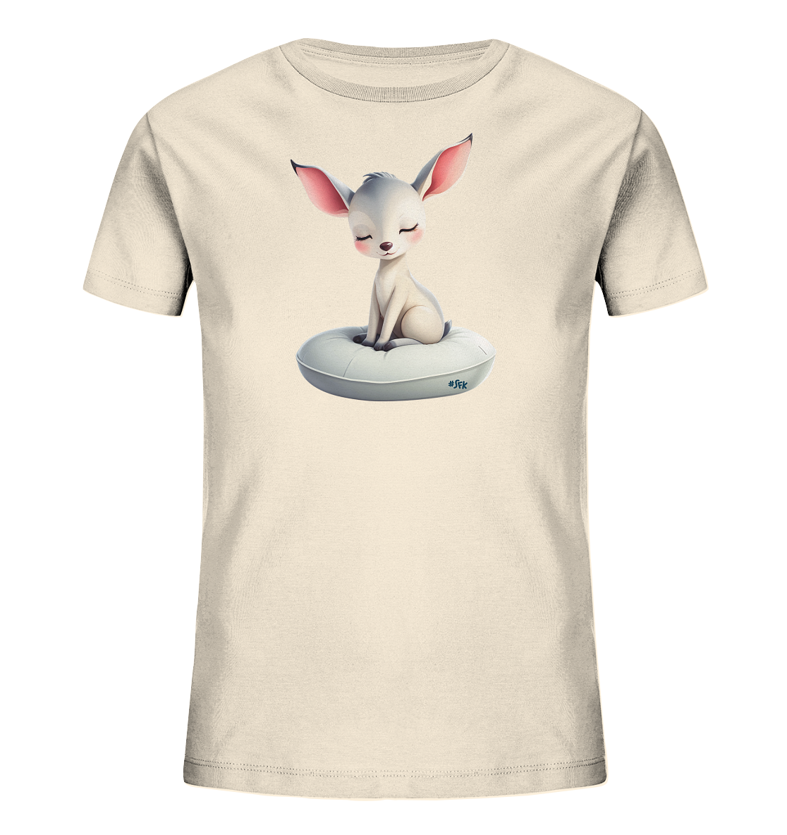 Onlineshop Shirts fuer Kinder - Das Bild praesentiert ein beigefarbenes T-Shirt fuer Kinder. Die Vorderseite ziert eine Illustration eines kleinen, hellen Fennek-aehnlichen Tieres mit grossen, rosafarbenen Ohren und geschlossenen Augen. Es sitzt friedlich auf einem hellgrauen, ringfoermigen Kissen. Das Motiv verleiht dem Shirt einen sanften und traeumerischen Ausdruck.