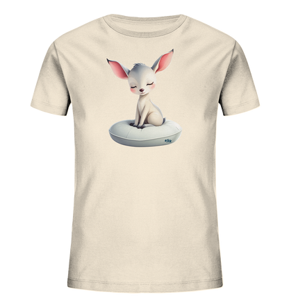 Onlineshop Shirts fuer Kinder - Das Bild praesentiert ein beigefarbenes T-Shirt fuer Kinder. Die Vorderseite ziert eine Illustration eines kleinen, hellen Fennek-aehnlichen Tieres mit grossen, rosafarbenen Ohren und geschlossenen Augen. Es sitzt friedlich auf einem hellgrauen, ringfoermigen Kissen. Das Motiv verleiht dem Shirt einen sanften und traeumerischen Ausdruck.
