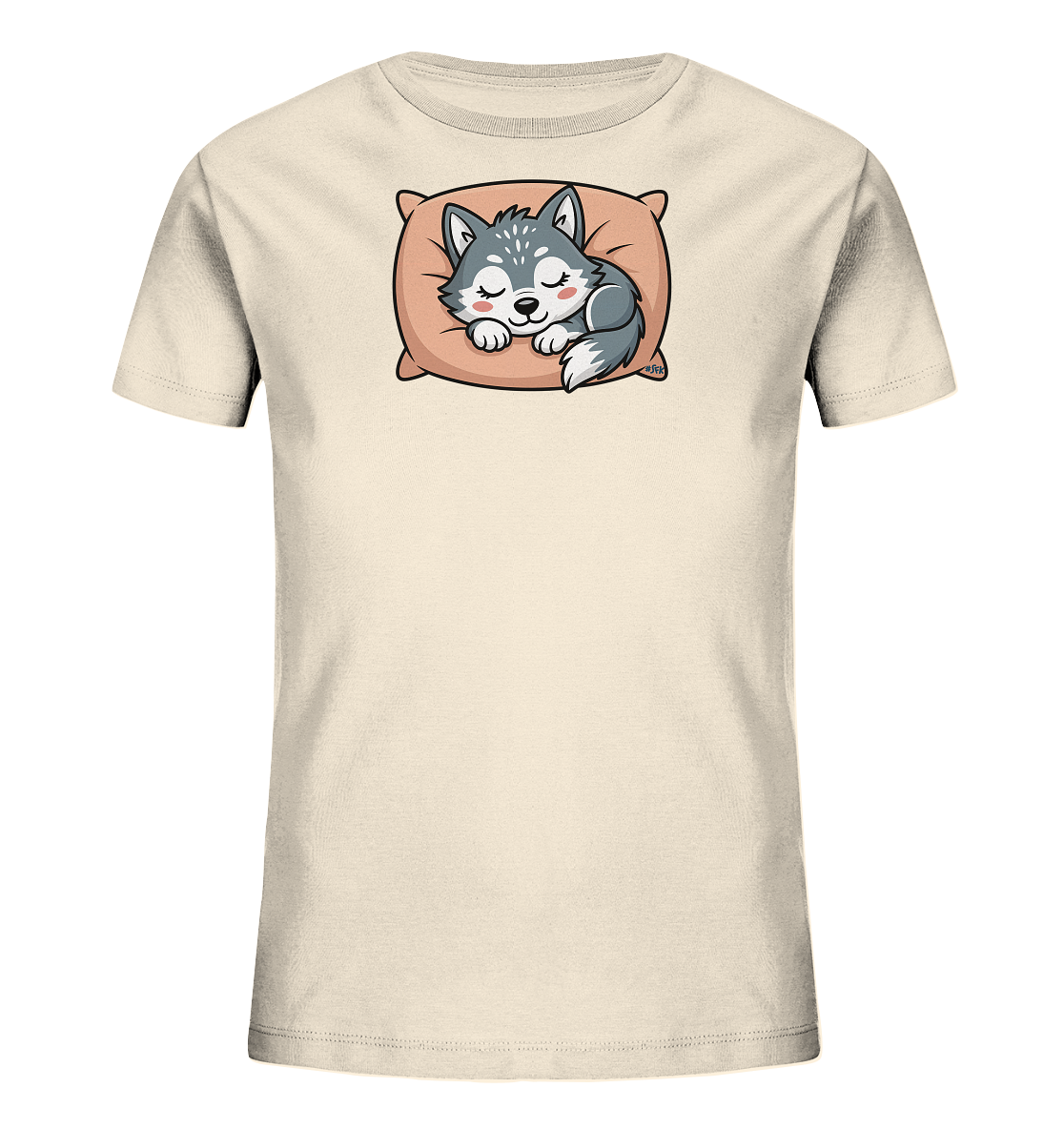 Onlineshop Shirts fuer Kinder - Das Bild zeigt ein cremefarbenes Kinder-T-Shirt mit einem niedlichen Aufdruck auf der Vorderseite. Darauf ist ein schlafender Wolfswelpe zu sehen, der gemuetlich auf einem hellrosa Kissen liegt. Der Welpe ist grau mit weissen Akzenten und geschlossenen Augen, was einen ruhigen und friedlichen Ausdruck verleiht. Das Design wirkt liebevoll und ansprechend fuer Kinder.
