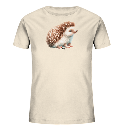 Onlineshop Shirts fuer Kinder - Das Bild zeigt ein beiges Kinder T-Shirt, das mit einer detaillierten Illustration eines Igels bedruckt ist. Der Igel sitzt aufrecht und blickt zur Seite. Sein Fell und seine Stacheln sind in Brauntoenen und Weiss dargestellt, was dem Motiv eine naturgetreue Anmutung verleiht.