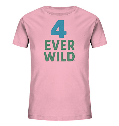 Onlineshop Shirts fuer Kinder - Das Bild zeigt ein pinkes Kinder T-Shirt. Auf der Vorderseite ist mittig eine grosse blaue Zahl '4' platziert. Darunter steht in gruenen Grossbuchstaben der Text "EVER WILD". Das Design ist farblich kontrastreich und ansprechend gestaltet.