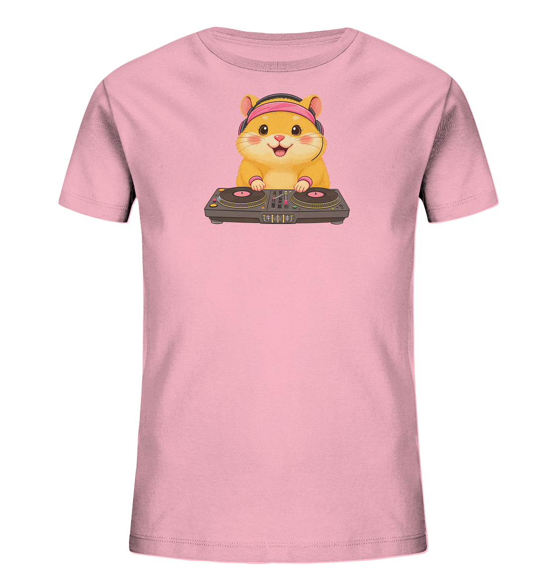 Onlineshop Shirts fuer Kinder - Das Bild zeigt ein rosafarbenes Kinder-T-Shirt mit einem charmanten Comic-Hamster als Aufdruck. Der Hamster traegt pinkfarbene Kopfhoerer und sitzt laechelnd vor einem DJ-Mischpult. Das Motiv verleiht dem Shirt einen verspielten und froehlichen Ausdruck. Die Gestaltung ist ansprechend fuer kleine Musikfans.