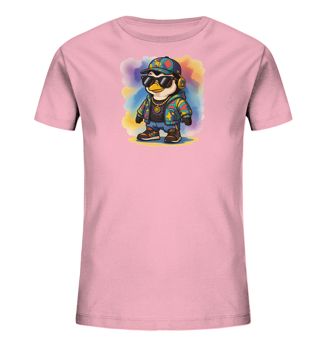 Onlineshop Shirts fuer Kinder - Das Bild zeigt ein hellrosa T-Shirt mit einem aufgedruckten, modischen Pinguin. Der Pinguin traegt eine bunte Kappe, Sonnenbrille und Kopfhoerer, ergaenzt durch eine goldene Kette. Er ist in einer farbenfrohen Jacke und Sneakers gekleidet und steht vor einem mehrfarbigen Aquarell-Hintergrund. Dieses Design verleiht dem Shirt einen laessigen und verspielten Charakter.