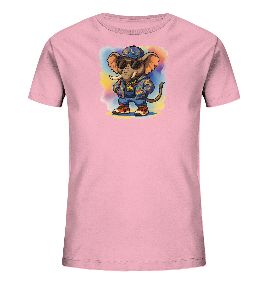 Onlineshop Shirts fuer Kinder - Das Bild zeigt ein hellrosa kurzaermeliges Kinder-T-Shirt. Auf der Vorderseite befindet sich eine lebendige Illustration eines coolen Cartoon-Elefanten in trendiger Streetwear, darunter eine bunte Jacke, Muetze und Sonnenbrille. Der Elefant steht laessig mit den Haenden in den Taschen vor einem sanften, mehrfarbigen Aquarellhintergrund. Dieses verspielte Design verleiht dem Shirt einen einzigartigen und modernen Charakter.