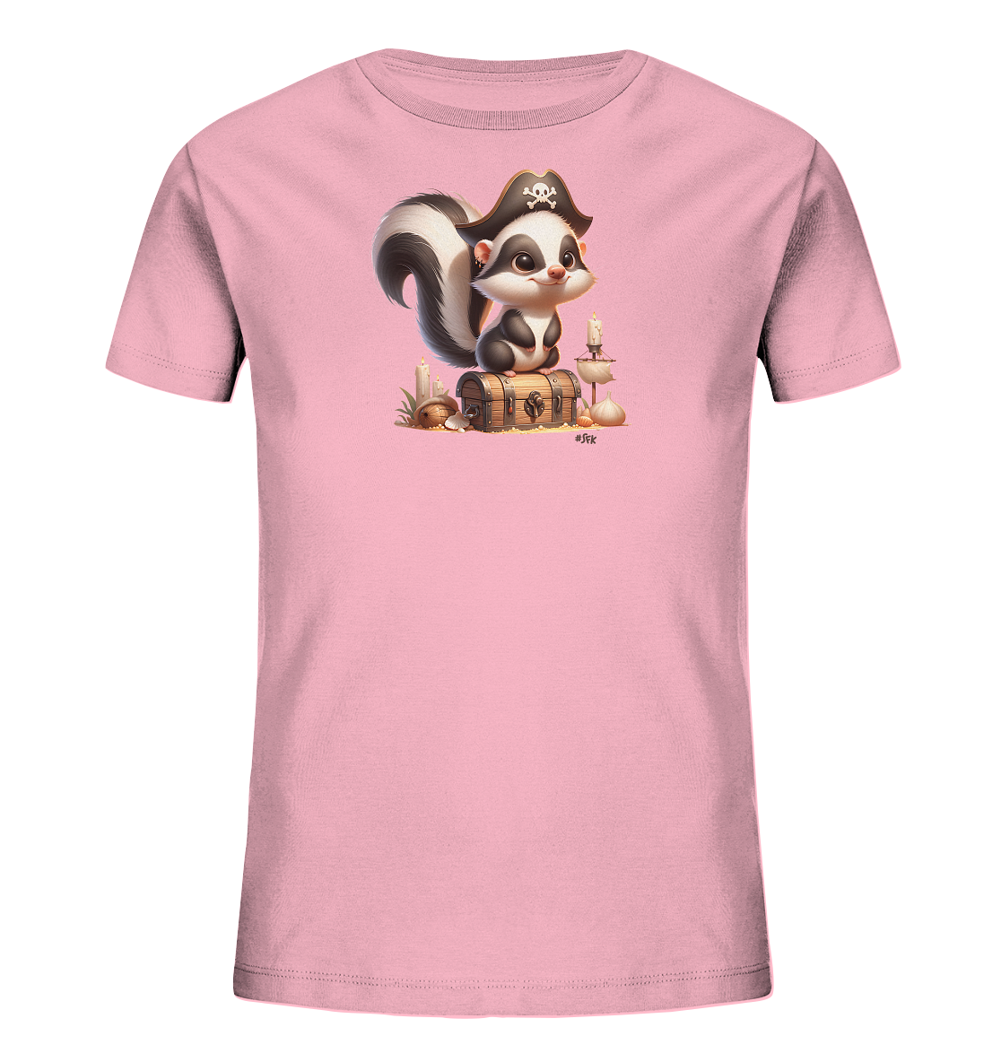 Onlineshop Shirts fuer Kinder - Das Bild zeigt ein rosa Kinder-T-Shirt mit einem niedlichen Druckmotiv auf der Vorderseite. Das Motiv stellt einen cartoonhaften Skunk dar, der einen Piratenhut mit Totenkopf traegt. Der Skunk sitzt auf einer kleinen Schatzkiste, umgeben von Gegenstaenden wie brennenden Kerzen. Das gesamte Design hat ein verspieltes Piraten-Thema, das fuer Kinder ansprechend ist.