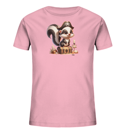 Onlineshop Shirts fuer Kinder - Das Bild zeigt ein rosa Kinder-T-Shirt mit einem niedlichen Druckmotiv auf der Vorderseite. Das Motiv stellt einen cartoonhaften Skunk dar, der einen Piratenhut mit Totenkopf traegt. Der Skunk sitzt auf einer kleinen Schatzkiste, umgeben von Gegenstaenden wie brennenden Kerzen. Das gesamte Design hat ein verspieltes Piraten-Thema, das fuer Kinder ansprechend ist.