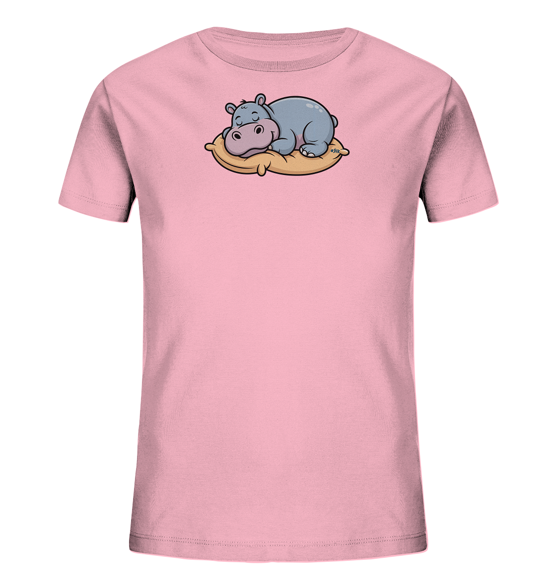Onlineshop Shirts fuer Kinder - Das Bild zeigt ein hellrosa Kinder-T-Shirt mit einem niedlichen Aufdruck auf der Vorderseite. Darauf ist ein cartoonartiges, blau-graues Nilpferd zu sehen, das friedlich auf einem gelben Kissen schlaeft. Das Nilpferd hat geschlossene Augen und rosafarbene Wangen, was einen entspannten Ausdruck verleiht. Das Design wirkt verspielt und ansprechend fuer Kinder.