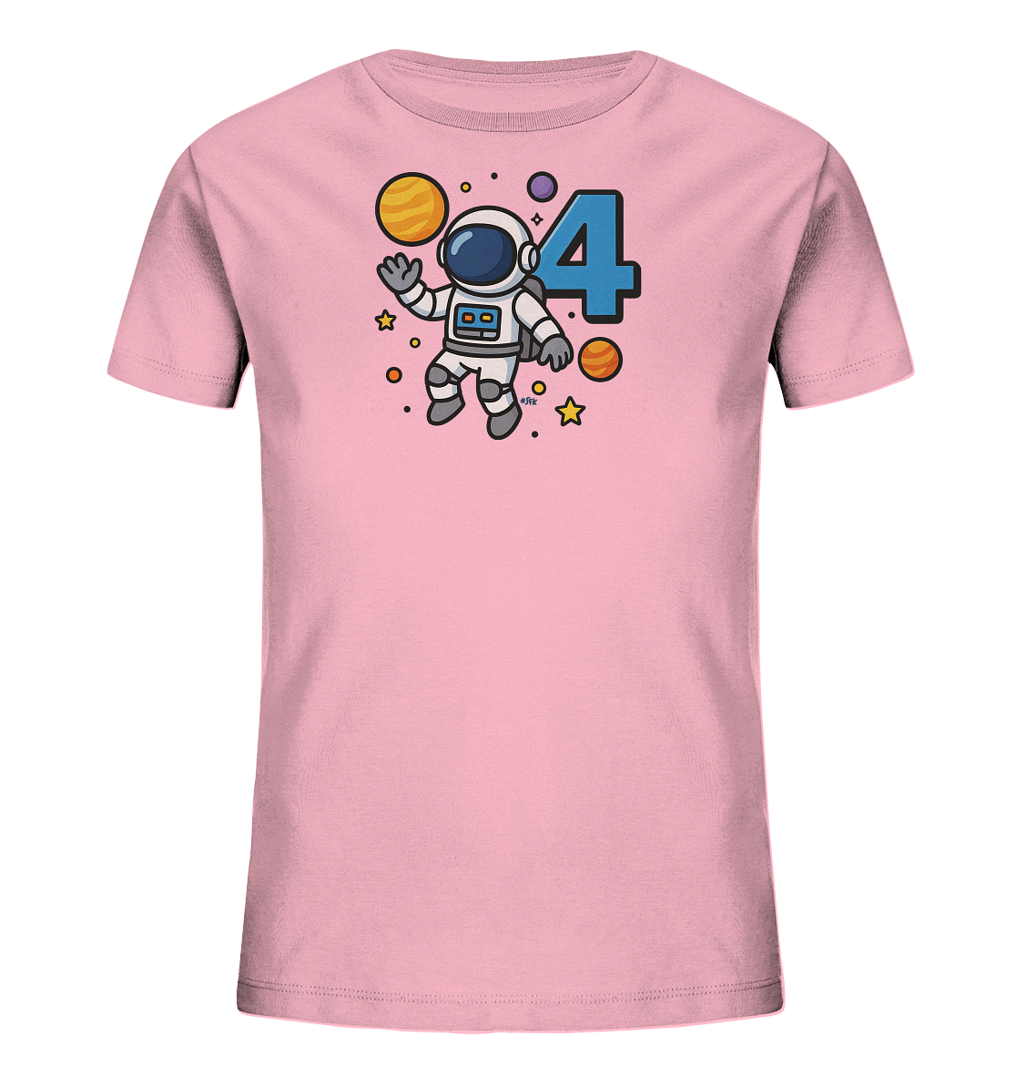 Onlineshop Shirts fuer Kinder - Das Bild zeigt ein pinkfarbenes Kinder T-Shirt mit einem farbenfrohen Weltraum-Motiv. Im Zentrum des Designs ist ein freundlicher Cartoon-Astronaut abgebildet, der im All schwebt. Der Astronaut wird von Planeten, Sternen und Punkten umgeben. Auffaellig ist die grosse, blaue Zahl '4' neben dem Astronauten.