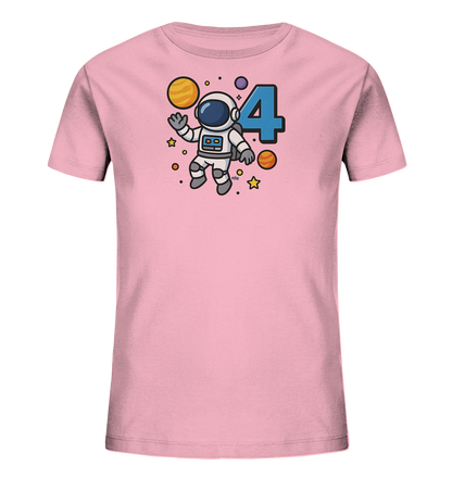 Onlineshop Shirts fuer Kinder - Das Bild zeigt ein pinkfarbenes Kinder T-Shirt mit einem farbenfrohen Weltraum-Motiv. Im Zentrum des Designs ist ein freundlicher Cartoon-Astronaut abgebildet, der im All schwebt. Der Astronaut wird von Planeten, Sternen und Punkten umgeben. Auffaellig ist die grosse, blaue Zahl '4' neben dem Astronauten.