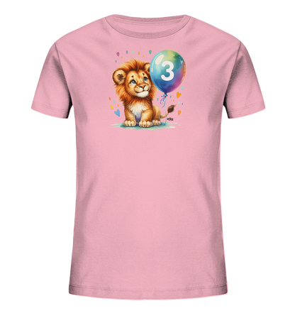 Onlineshop Shirts fuer Kinder - Das Bild zeigt ein rosafarbenes Kinder-T-Shirt mit einem froehlichen Aufdruck. Ein niedlicher, sitzender Loewenwelpe haelt einen bunten Ballon fest. Auf dem Ballon ist die grosse Zahl 3 deutlich zu erkennen, umgeben von kleinen bunten Konfetti-Formen. Das Design wirkt liebevoll und verspielt.
