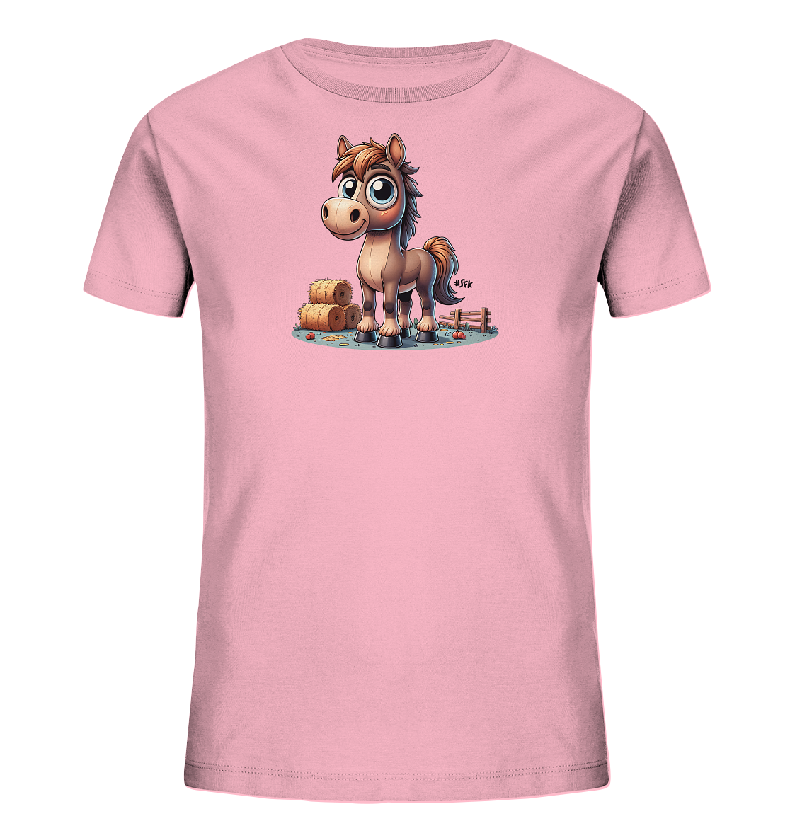 Onlineshop Shirts fuer Kinder - Das rosa T-Shirt fuer Kinder zeigt eine charmante Cartoon-Illustration eines Pferdes. Das Pferd steht in einer laendlichen Szene mit Heuballen und einem Holzzaun im Hintergrund. Kleine rote Objekte und gruene Graeser ergaenzen das Motiv am Boden, was dem Design eine froehliche Note verleiht.