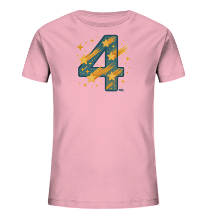 Onlineshop Shirts fuer Kinder - Das Bild zeigt ein rosa Kinder-T-Shirt mit einem grossen, dekorativen Motiv der Zahl 4. Die Zahl ist in einem blau-gruenen Farbton gestaltet und mit einem Muster aus gelben Sternen und Sternschnuppen versehen. Kleine gelbe Sterne und Punkte umgeben das zentrale Zahlmotiv. Dieses Design wirkt lebhaft und passend fuer feierliche Anlaesse wie einen Geburtstag.