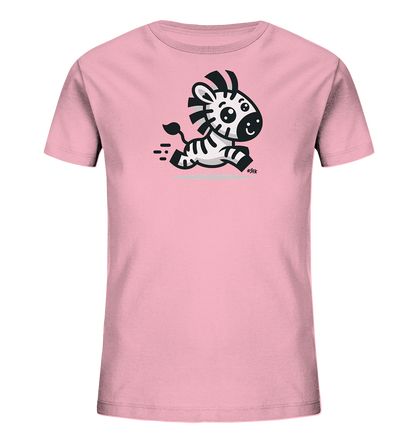 Onlineshop Shirts fuer Kinder - Das Bild zeigt ein rosafarbenes T-Shirt fuer Kinder. Auf der Vorderseite ist eine lustige, cartoonhafte Illustration eines Zebras zu sehen. Das Zebra rennt und hat einen froehlichen Ausdruck. Die Grafik enthaelt auch Linien, die Bewegung andeuten.