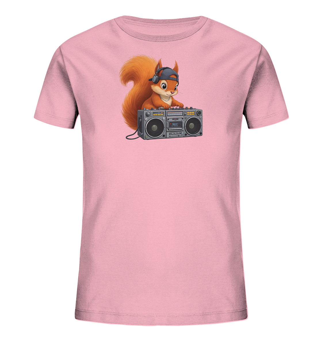 Onlineshop Shirts fuer Kinder - Das Bild zeigt ein rosafarbenes T-Shirt fuer Kinder mit einem einzigartigen Aufdruck eines Eichhoernchens. Das Eichhoernchen traegt Kopfhoerer und eine Kappe und steht an einem Boombox, was ihm das Aussehen eines DJs verleiht. Der detailreiche Cartoon-Stil des Motivs wirkt modern und ansprechend. Das Design ist zentral auf der Vorderseite des Shirts platziert.