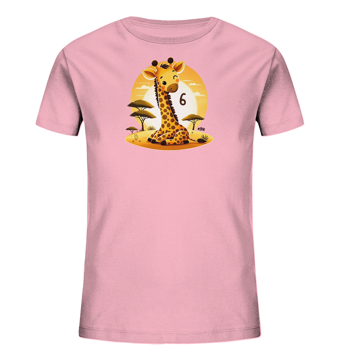 Onlineshop Shirts fuer Kinder - Das Bild zeigt ein hellrosa Kinder-T-Shirt mit einem niedlichen Giraffenmotiv. Die cartoonhafte Giraffe sitzt in einer Savannenlandschaft vor einem grossen, leuchtenden Himmelskoerper. Neben dem Kopf der Giraffe ist die Zahl '6' dargestellt. Das Design ist farbenfroh und verspielt, passend fuer junge Traeger.