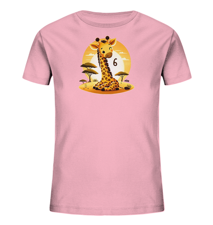 Onlineshop Shirts fuer Kinder - Das Bild zeigt ein hellrosa Kinder-T-Shirt mit einem niedlichen Giraffenmotiv. Die cartoonhafte Giraffe sitzt in einer Savannenlandschaft vor einem grossen, leuchtenden Himmelskoerper. Neben dem Kopf der Giraffe ist die Zahl '6' dargestellt. Das Design ist farbenfroh und verspielt, passend fuer junge Traeger.