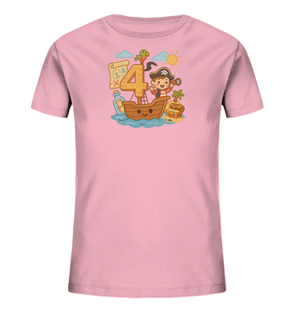 Onlineshop Shirts fuer Kinder - Das Bild zeigt ein pinkes Kinder-T-Shirt mit einem froehlichen Piratenmotiv auf der Vorderseite. Im Zentrum steht ein laechelndes Piratenboot auf Wellen, flankiert von einer grossen Zahl 4. Ein Piratenkind mit Fernrohr, ein Papagei, eine Schatzkarte und eine Schatzkiste sind ebenfalls Teil des detailreichen Designs. Die Illustration wirkt lebendig und verspielt.