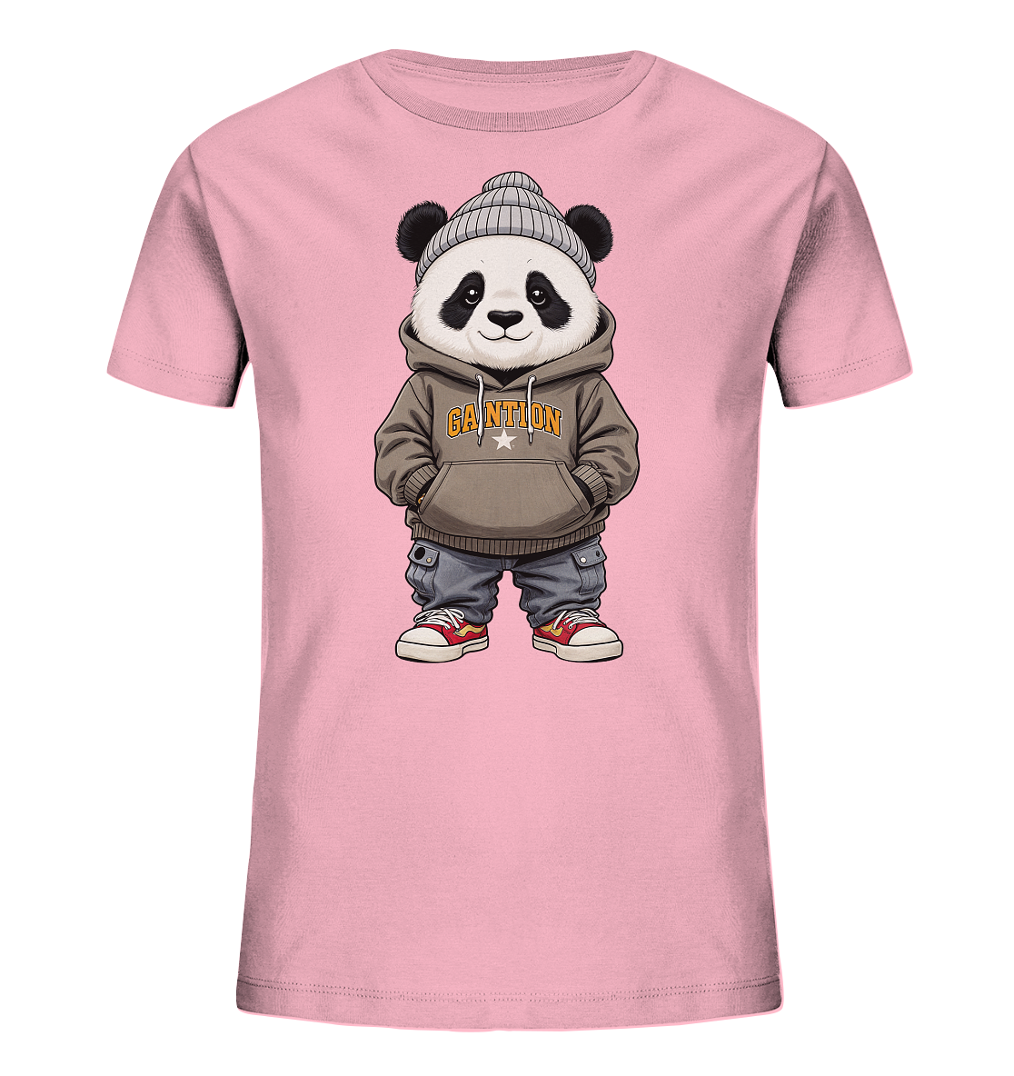 Onlineshop Shirts fuer Kinder - Das Bild zeigt ein rosafarbenes T-Shirt fuer Kinder mit einem coolen Panda-Motiv auf der Vorderseite. Der Panda traegt eine graue Muetze, einen braunen Hoodie mit einem orangefarbenen Schriftzug und graue Hosen mit roten Turnschuhen. Das Design ist modern und verspielt, ideal fuer modebewusste Kinder.