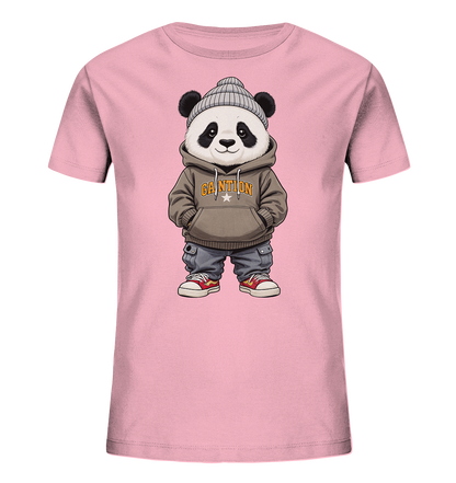 Onlineshop Shirts fuer Kinder - Das Bild zeigt ein rosafarbenes T-Shirt fuer Kinder mit einem coolen Panda-Motiv auf der Vorderseite. Der Panda traegt eine graue Muetze, einen braunen Hoodie mit einem orangefarbenen Schriftzug und graue Hosen mit roten Turnschuhen. Das Design ist modern und verspielt, ideal fuer modebewusste Kinder.