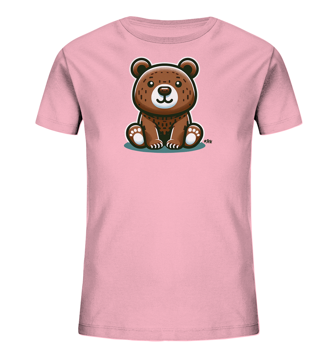 Onlineshop Shirts fuer Kinder - Das Bild zeigt ein rosafarbenes T-Shirt fuer Kinder mit einem grossen, sitzenden Cartoon-Baeren auf der Vorderseite. Der Baer hat braunes Fell mit Struktur, grosse Pfoten und ein freundliches Laecheln. Er sitzt auf einer stilisierten blaugrauen Flaeche, was dem Design eine spielerische Note verleiht. Das Motiv ist zentral auf dem Shirt platziert.