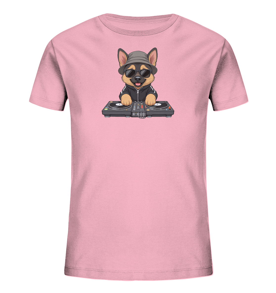 Onlineshop Shirts fuer Kinder - Das Bild zeigt ein hellrosafarbenes Kinder-T-Shirt mit einer detaillierten Grafik auf der Vorderseite. Diese stellt einen Cartoon-Hund dar, der eine Sonnenbrille und einen Fischerhut traegt und hinter einem DJ-Mischpult steht. Der Hund hat einen froehlichen Ausdruck und ist in einer schwarzen Trainingsjacke gekleidet. Das verspielte Design verleiht dem Shirt einen modernen und auffaelligen Charakter.