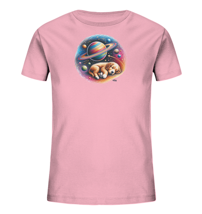 Onlineshop Shirts fuer Kinder - Dieses T-Shirt zeigt ein suesses Motiv mit einem schlafenden Welpen. Der Welpe ruht inmitten einer farbenfrohen Darstellung des Weltraums mit Planeten und Sternen. Das Design ist in einem runden Rahmen gefasst. Das helle Rosa des Shirts ergaenzt das fantasievolle Bild.